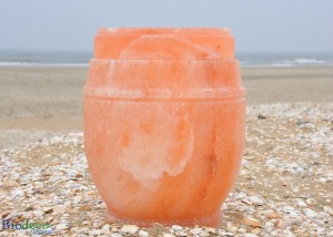 De biologisch afbreekbare Himalaya zout-urn op het strand van Scheveningen voor een asbijzetting op zee.