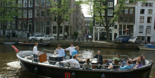 asverstrooiing-boot-amsterdam