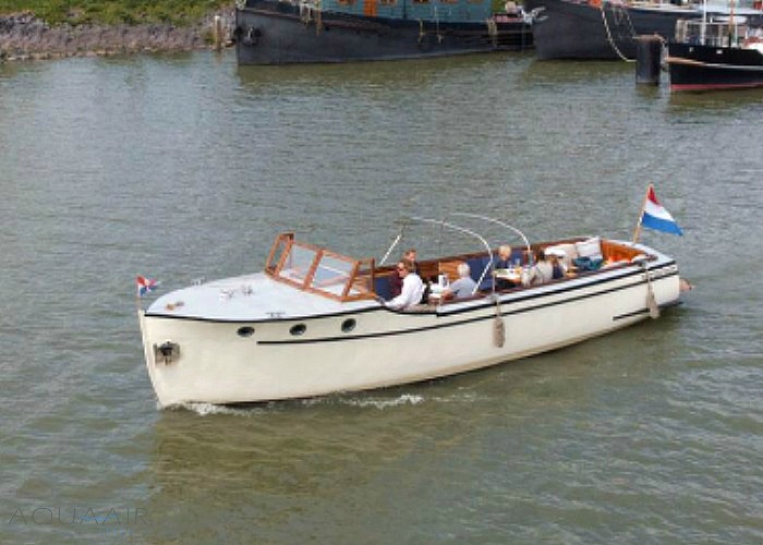 Boot vanuit de haven van Hoorn voor een asverstrooiing op het Markermeer