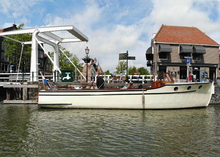 Schip voor een asverstrooiing op het Markermeer aangemeerd in de haven van Hoorn