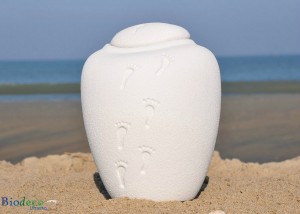 De biologisch afbreekbare zee-urn Ocean Quartz Footprints op het strand van Scheveningen voor een asbijzetting op zee