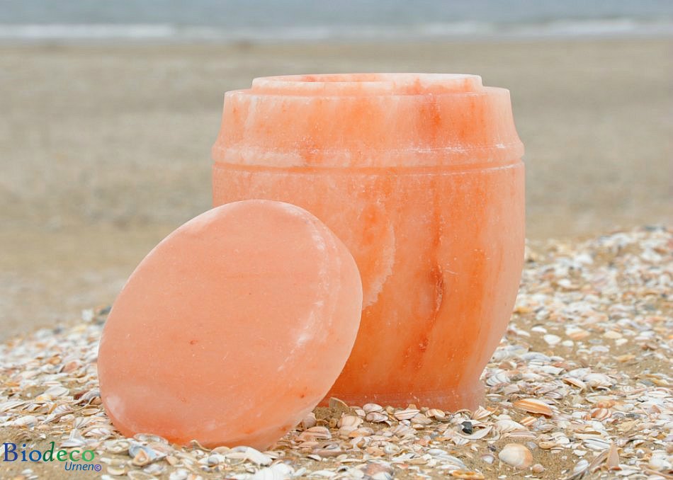 De biologisch afbreekbare Himalaya zout-urn op het strand van Scheveningen voor een asbijzetting op zee.