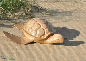 De grote biologisch afbreekbare Schildpad-urn op het strand van Scheveningen, voor een asbijzetting in het water.