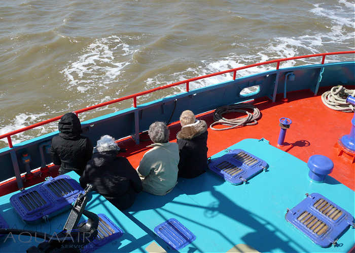 familie aan boord van ons schip voor een asverstrooiing vanuit Den Helder