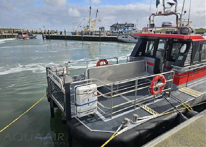 Schip voor asverstrooiing op de Waddenzee vanuit Oudeschild achterdek met banken