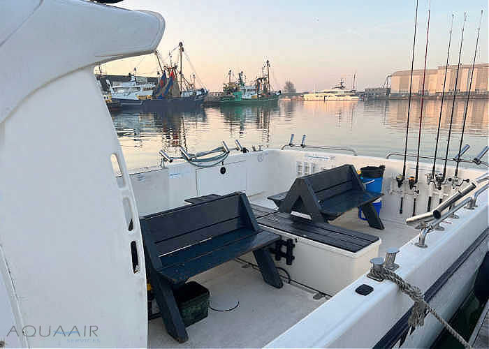 Schip voor asverstrooiing op de westerschelde achterdek met banken