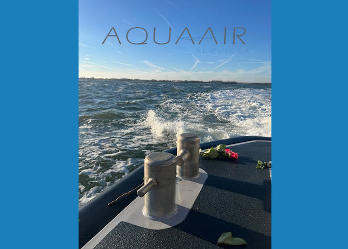 Schip voor asverstrooiing op de Waddenzee vanuit Oudeschild achterdek